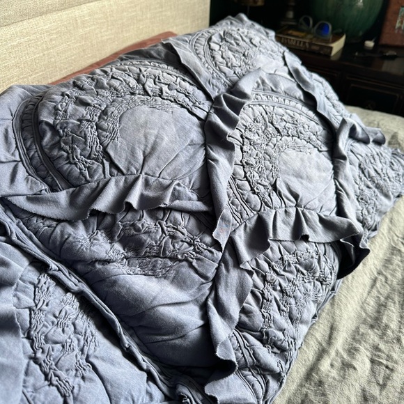 2 Anthropologie ‘Rivulets’ Ruffle Standard Pillow Shams in a dark Medallion Blue - Picture 3 of 16